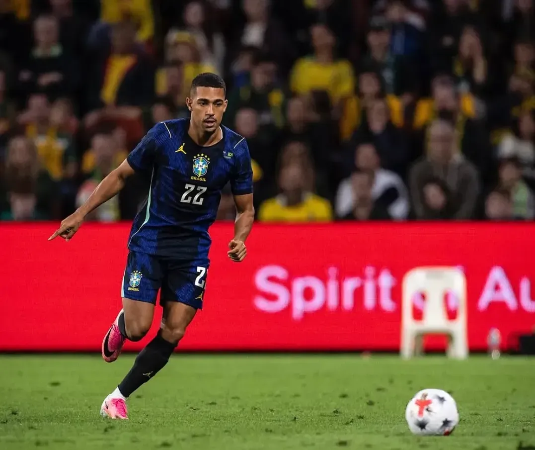 Ex-Gil Vicente bisa na goleada do Brasil
